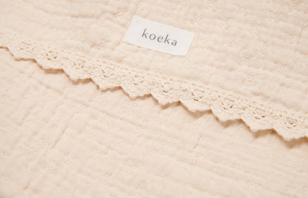 Kinderdecke 100x150 aus Baumwolle mit Spitzenkante – Koeka Elba