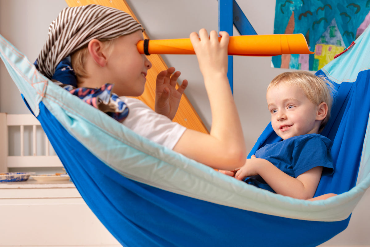 Moki Kinder-Hängematte im Kinderzimmer aufgehängt