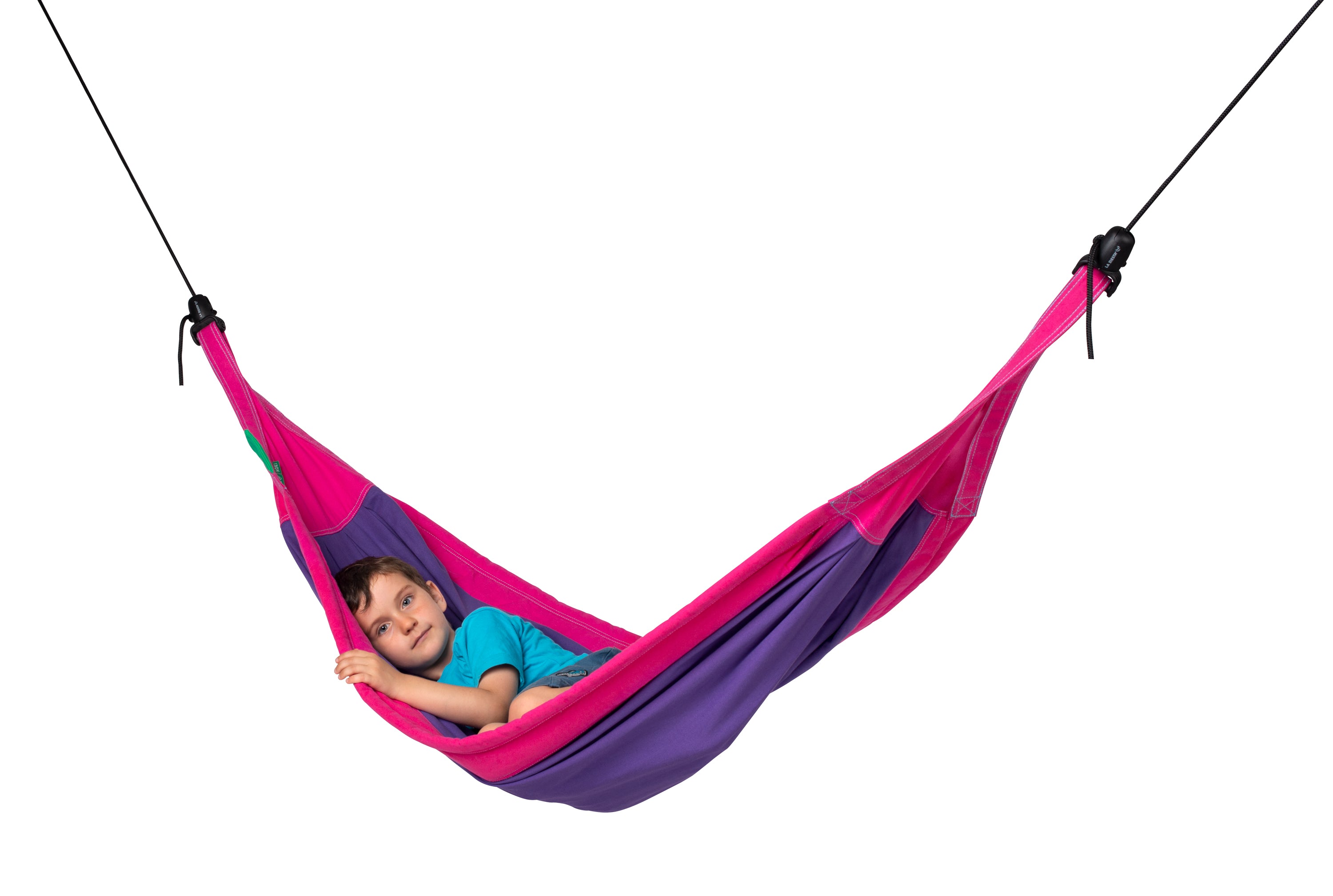 Kind schaukelt in der Moki Hängematte Lilly