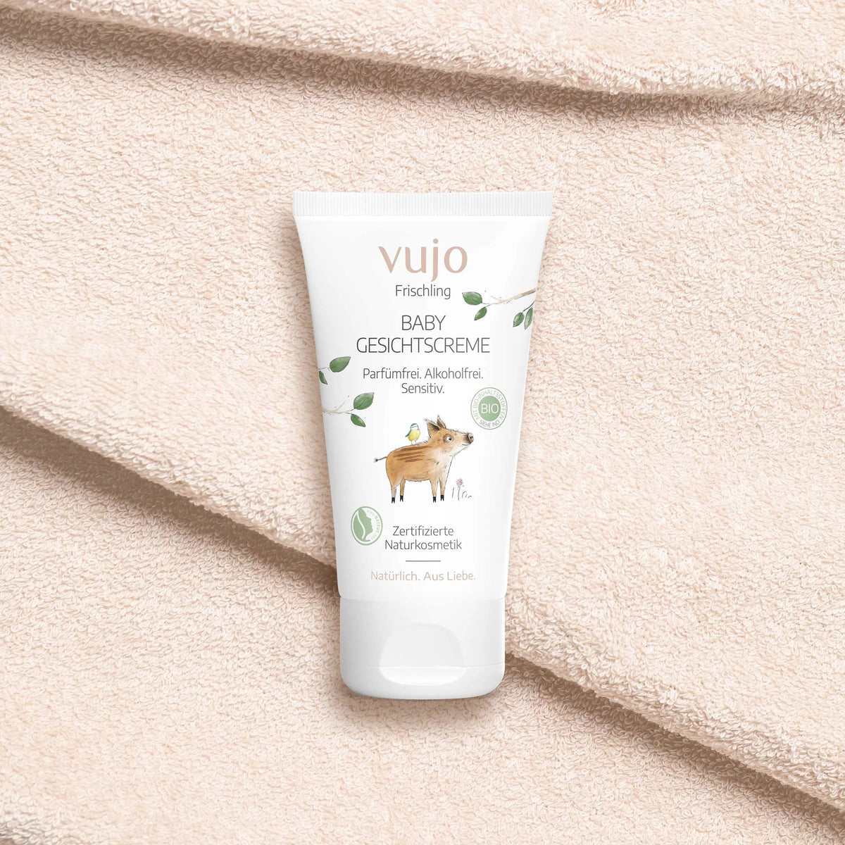 vujo Baby Gesichtscreme Tube auf weichem Frotteetuch