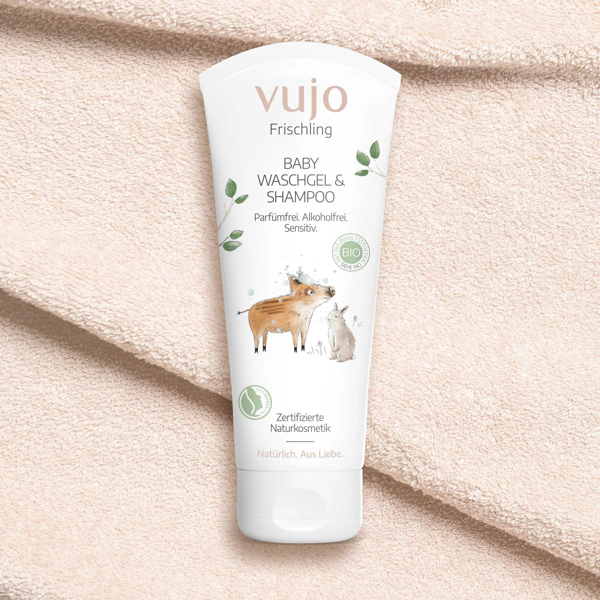 vujo Baby Waschgel und Shampoo Tube auf einem weichen Frotteetuch