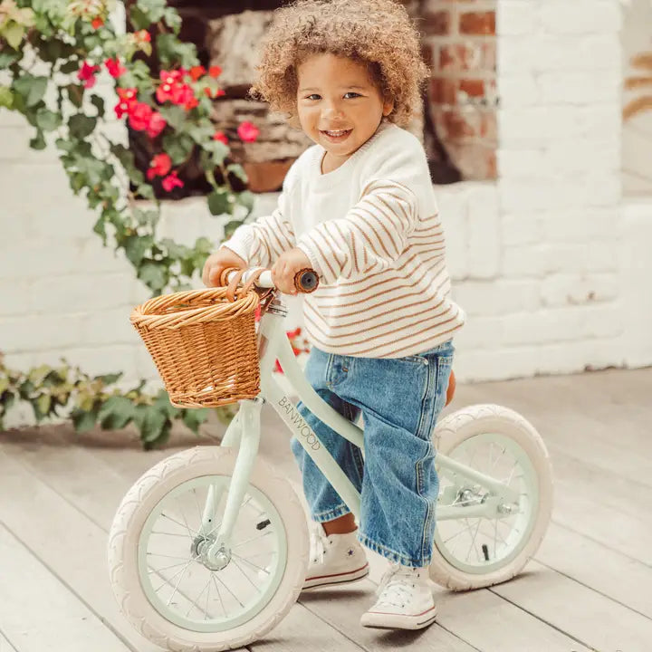 Banwood Balance Bike Pale Mint – im Einsatz (Lifestyle) 4