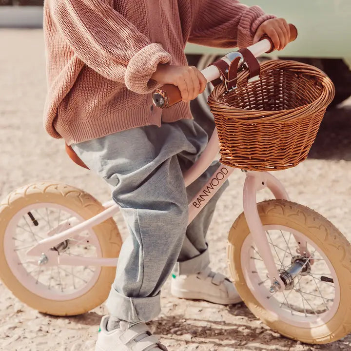 Banwood Balance Bike Pink – im Einsatz (Lifestyle) 3