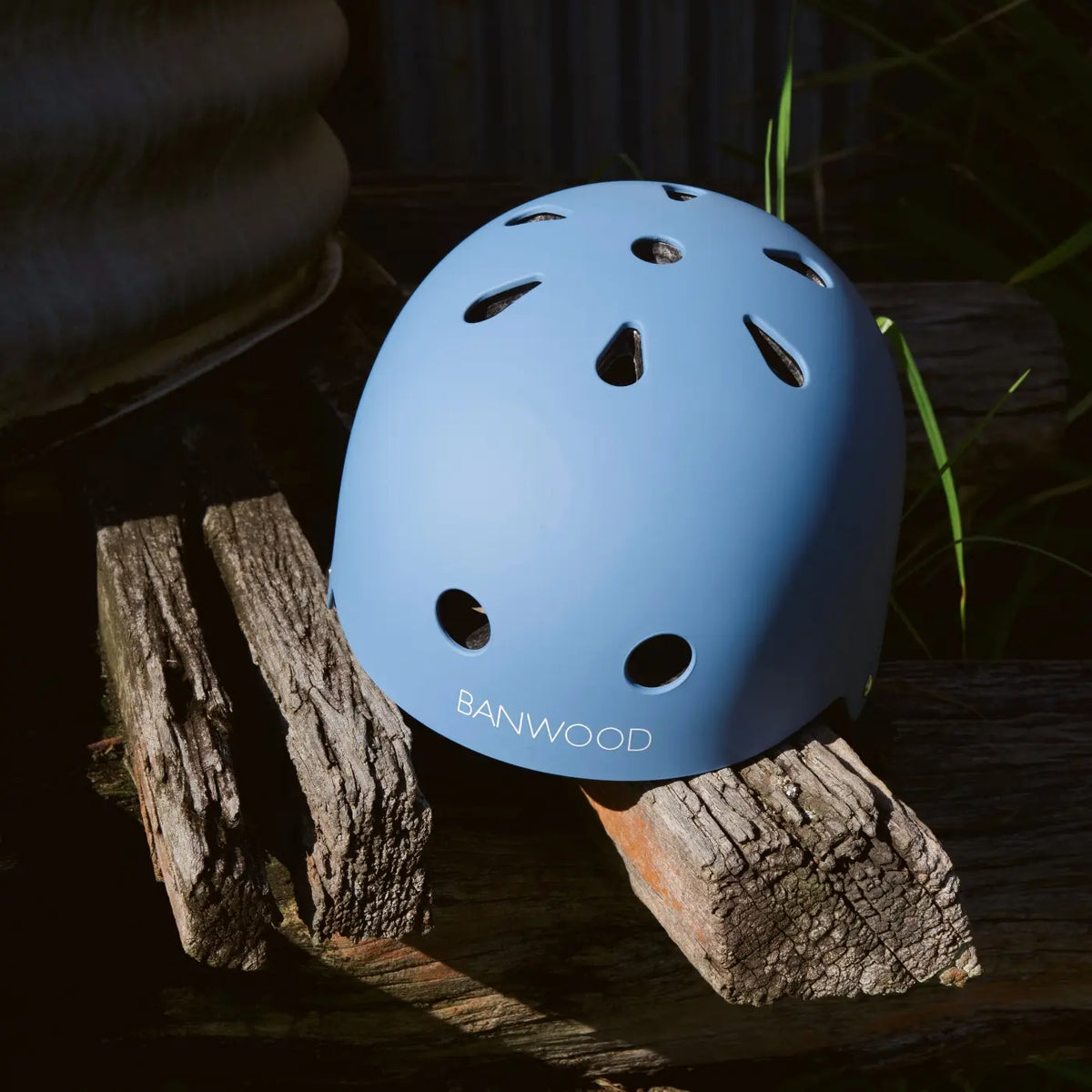 Banwood Classic Helm Matte Blue – im Einsatz (Lifestyle)