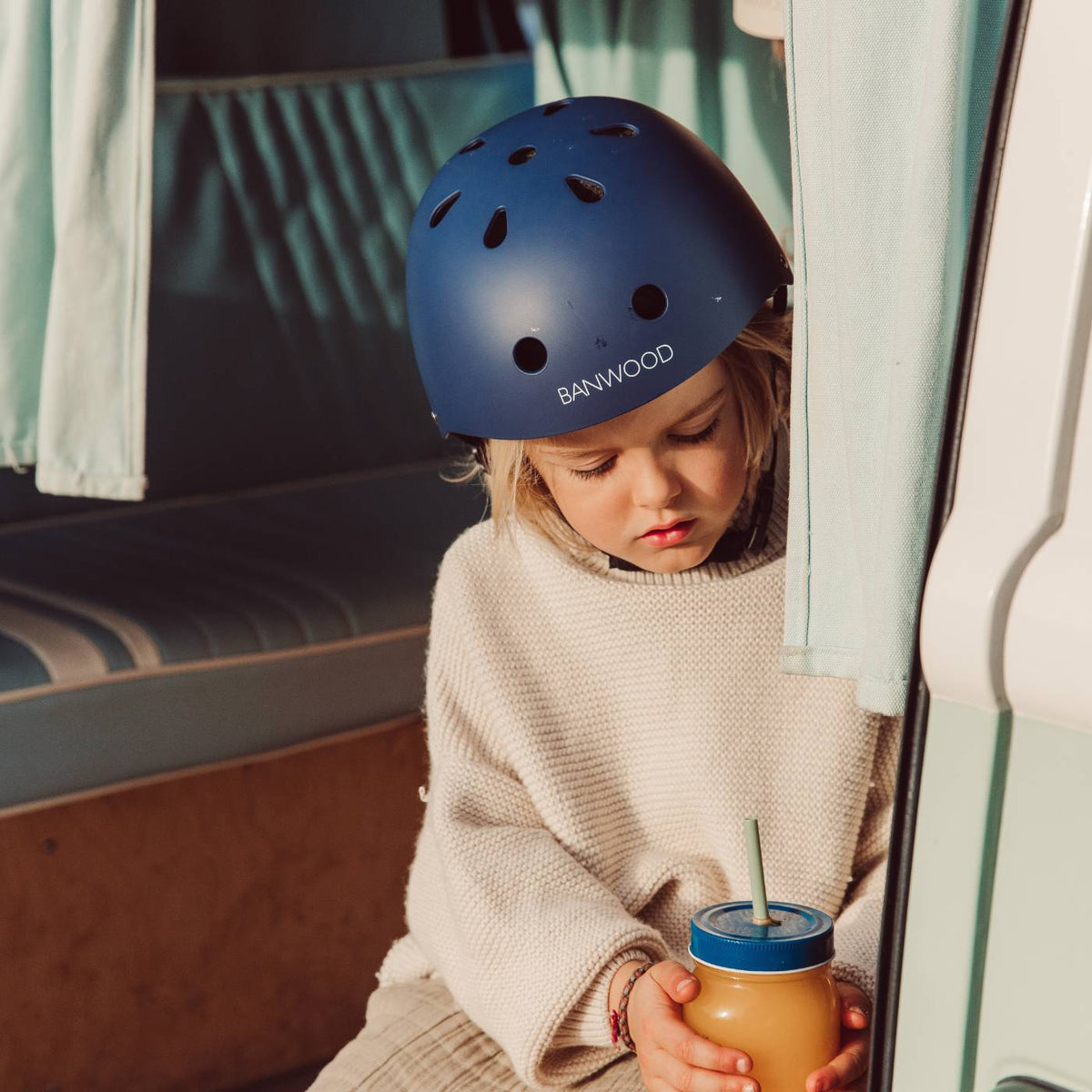 Banwood Classic Helm Matte Navy – im Einsatz (Lifestyle)