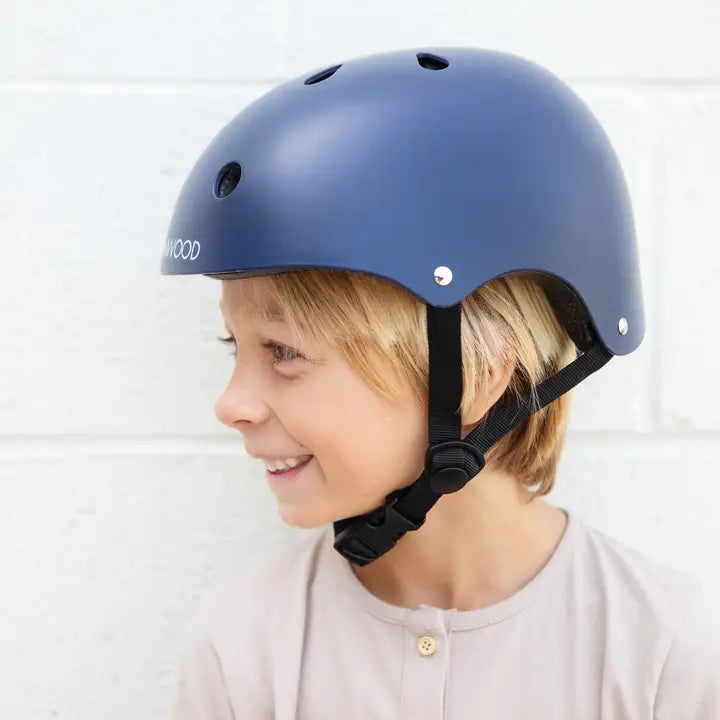 Banwood Classic Helm Matte Navy – im Einsatz (Lifestyle) 3