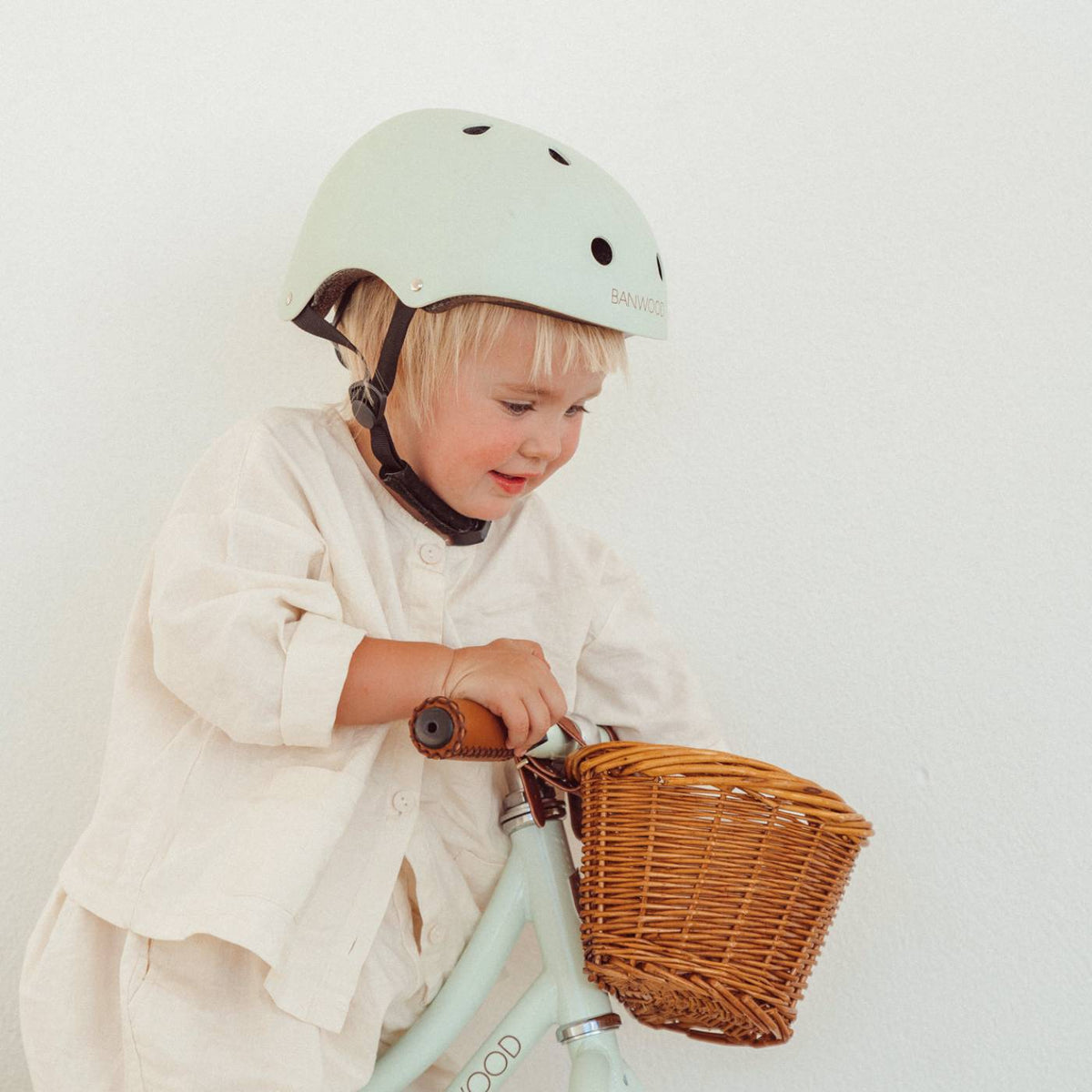 Banwood Classic Helm Matte Pale Mint – im Einsatz (Lifestyle)