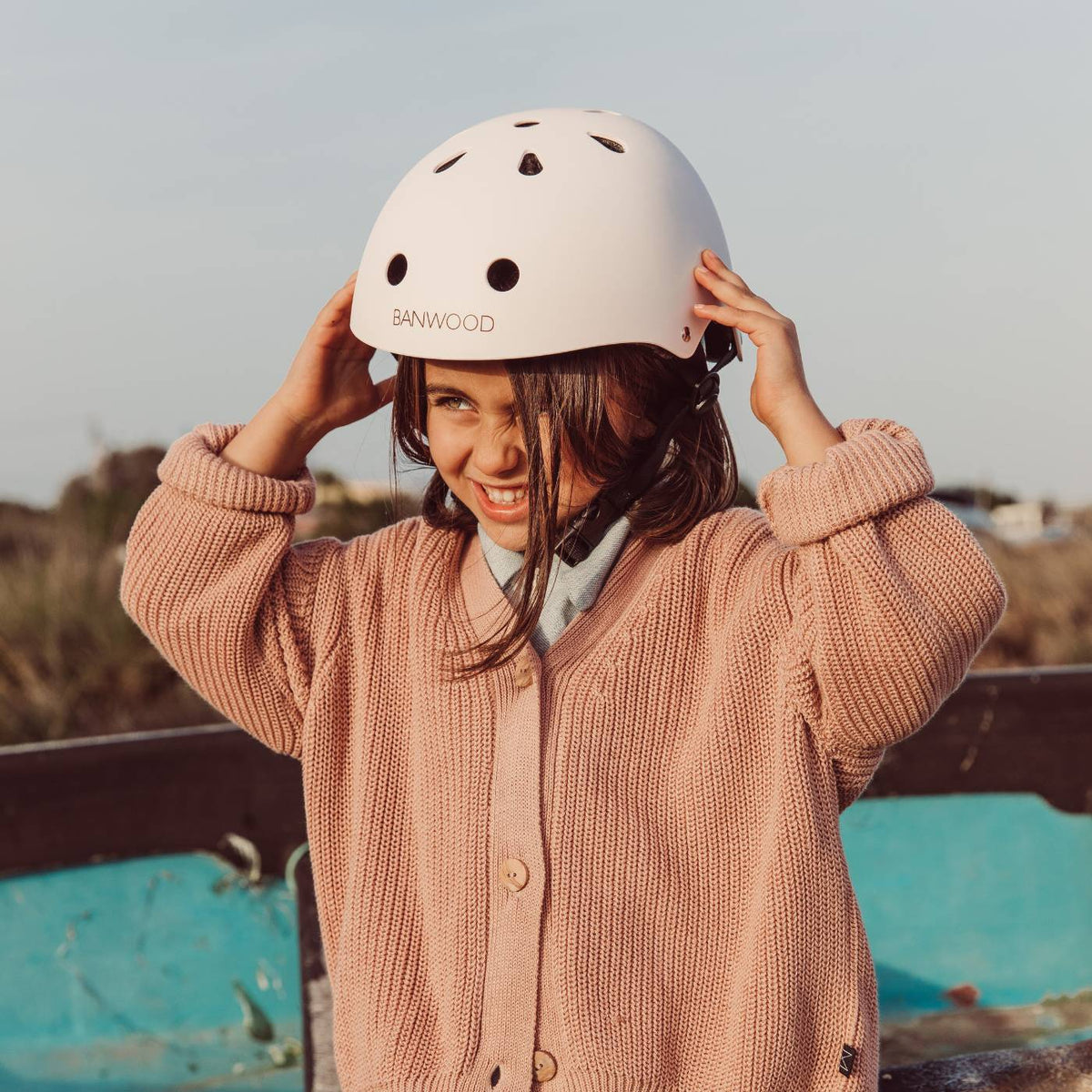 Banwood Classic Helm Matte Pink – im Einsatz (Lifestyle)