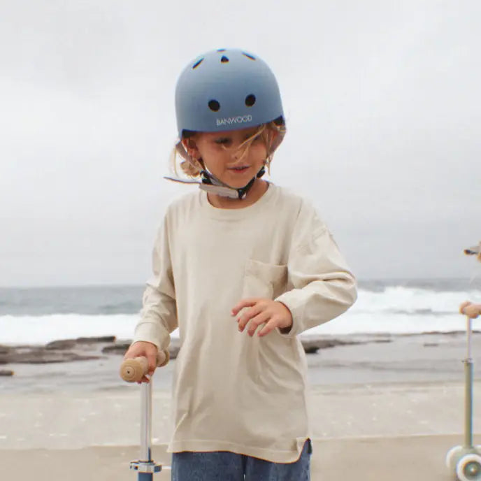 Banwood Eco Helmet Deep Sea – im Einsatz (Lifestyle) 3