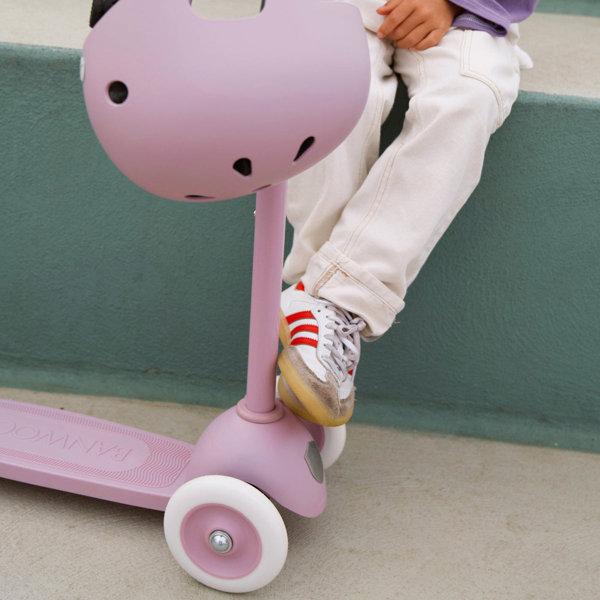 Banwood Eco Helmet Lavender – im Einsatz (Lifestyle)
