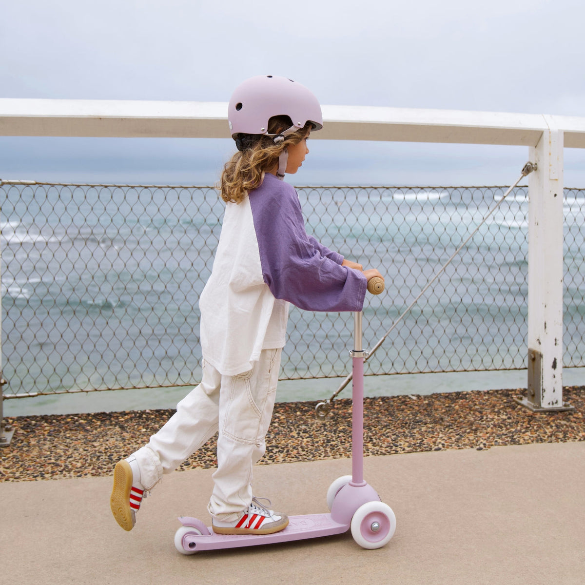 Banwood Eco Helmet Lavender – im Einsatz (Lifestyle) 2