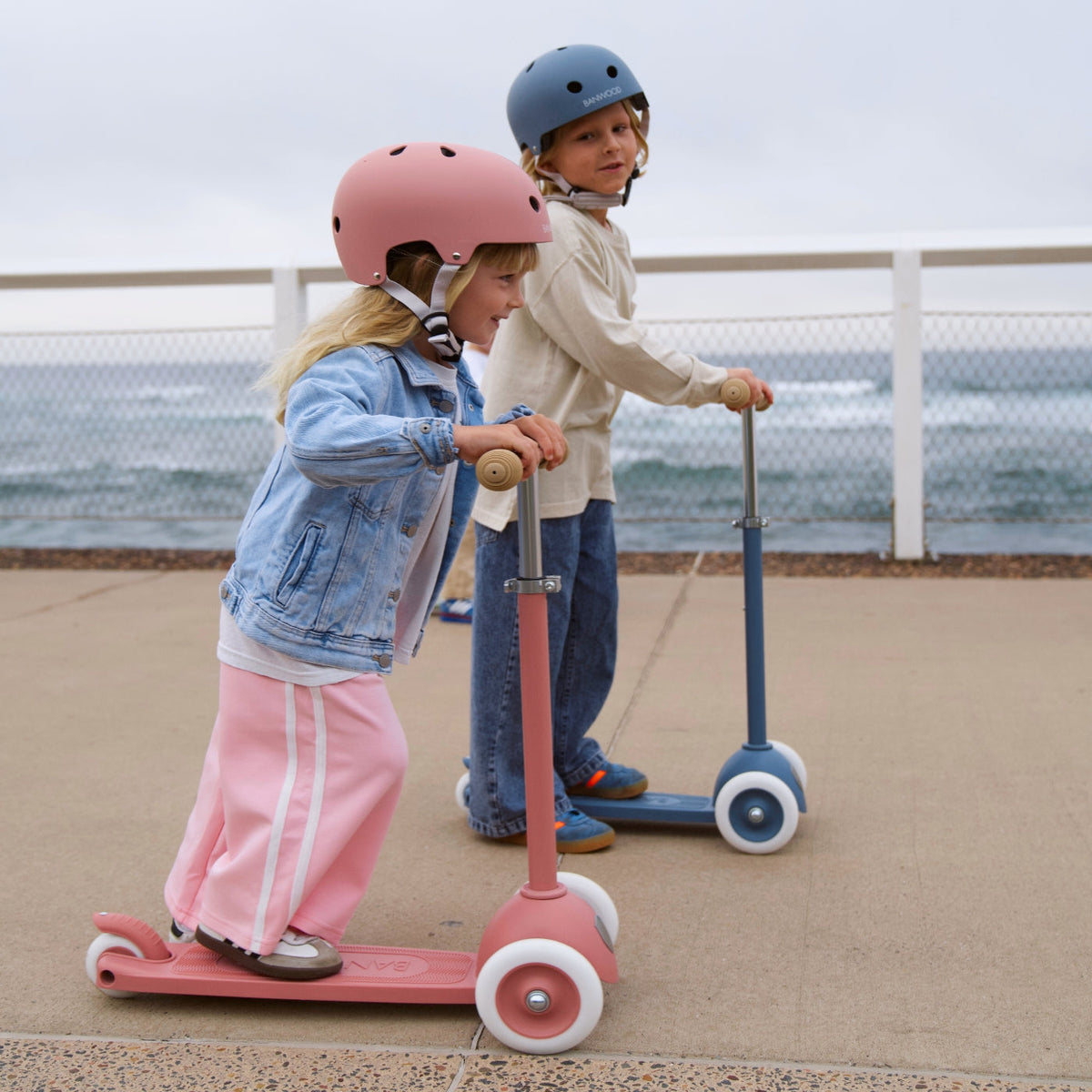 Banwood Eco Helmet Raspberry – im Einsatz (Lifestyle)