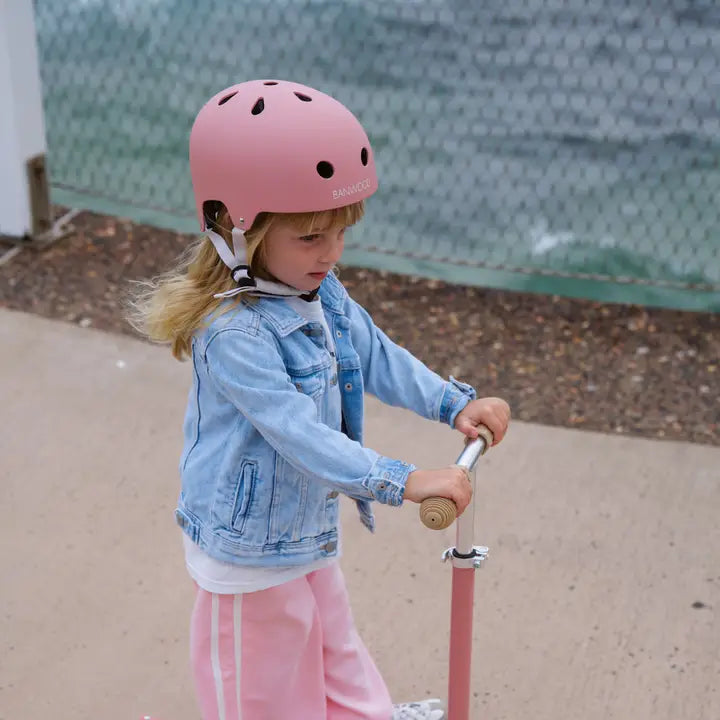 Banwood Eco Helmet Raspberry – im Einsatz (Lifestyle) 2