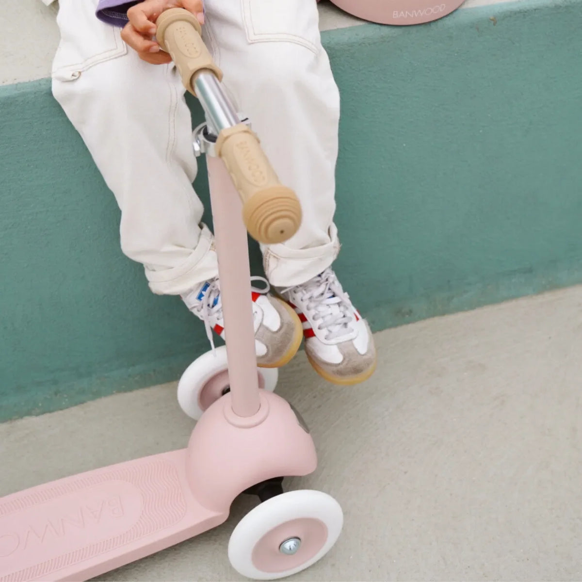 Banwood Eco Scooter Faded Pink – im Einsatz (Lifestyle)