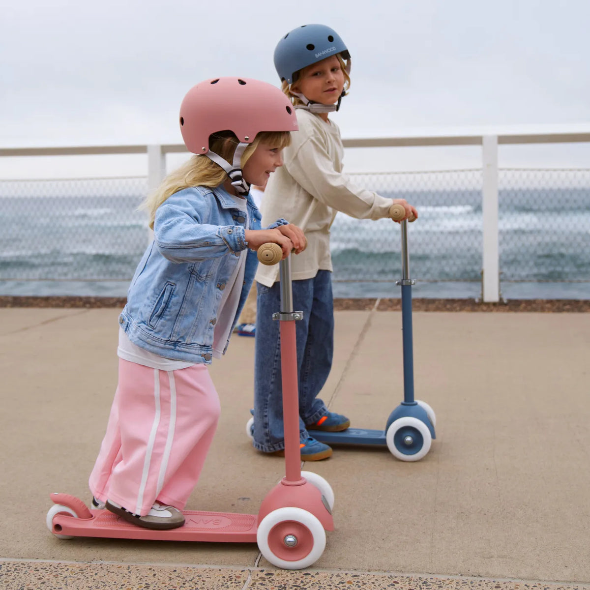 Banwood Eco Scooter Raspberry – im Einsatz (Lifestyle)