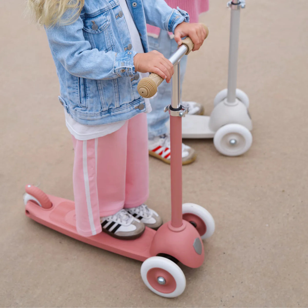 Banwood Eco Scooter Raspberry – im Einsatz (Lifestyle) 2