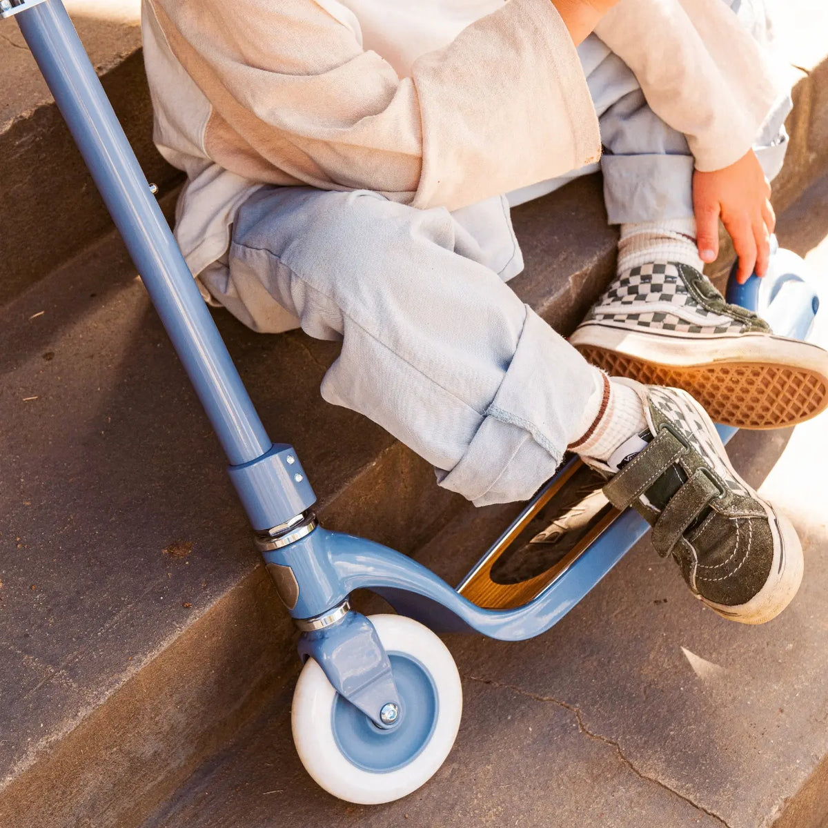 Banwood Maxi Scooter Blau – im Einsatz (Lifestyle)