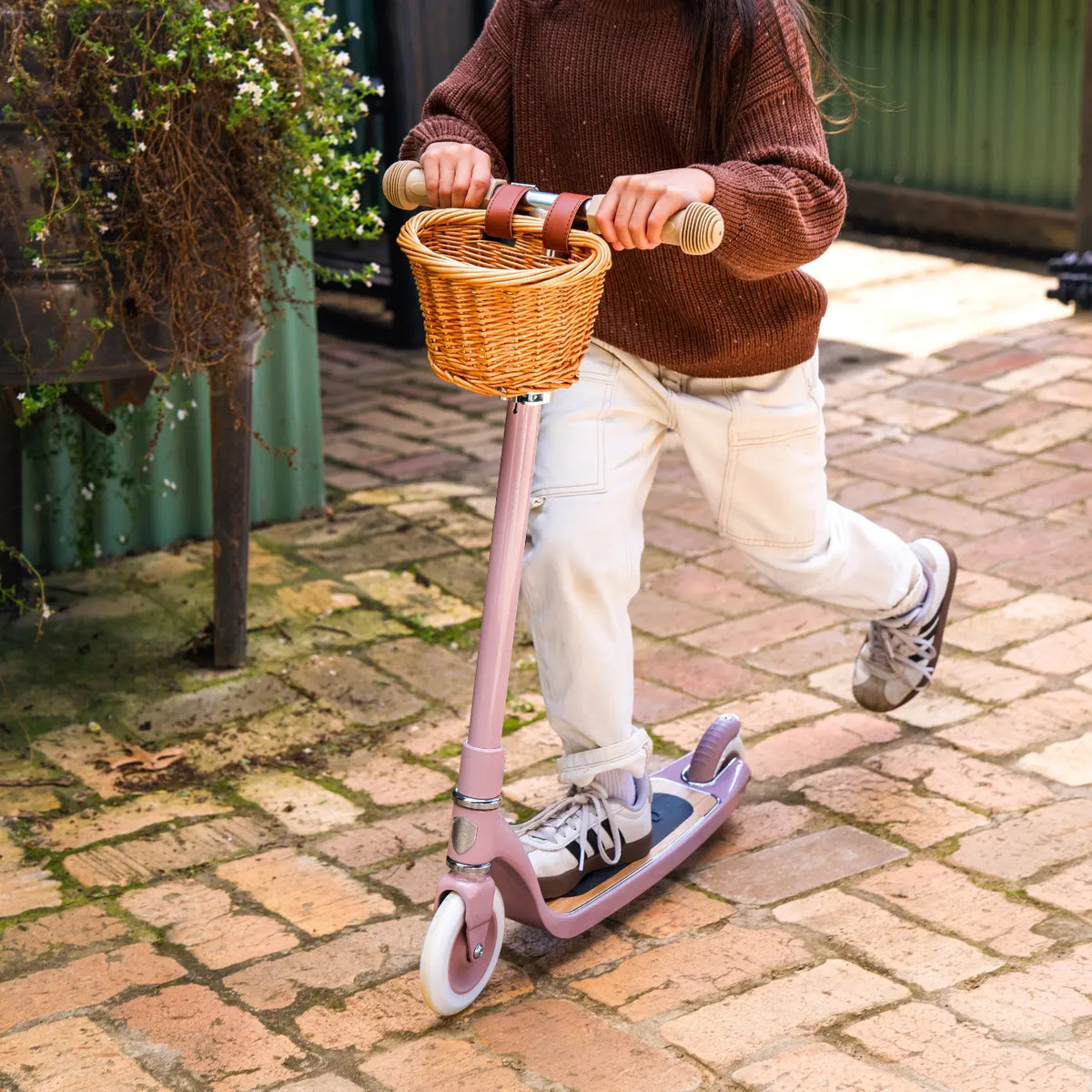 Banwood Maxi Scooter Dusty Pink – im Einsatz (Lifestyle)