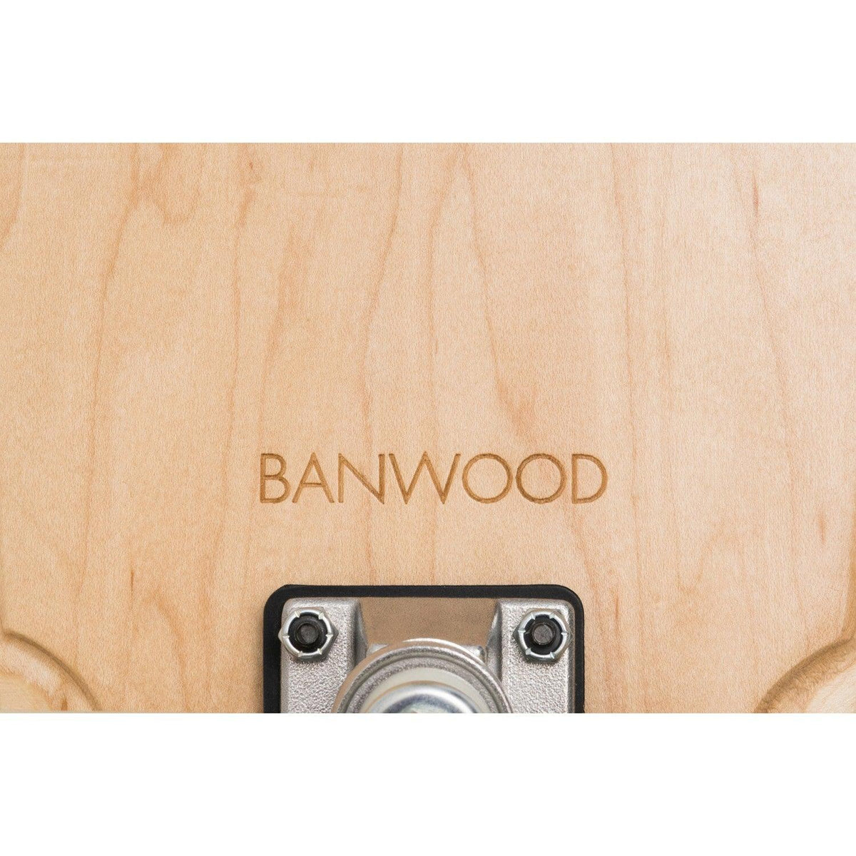 Banwood Skateboard Nature – Unterseite mit Banwood-Logo