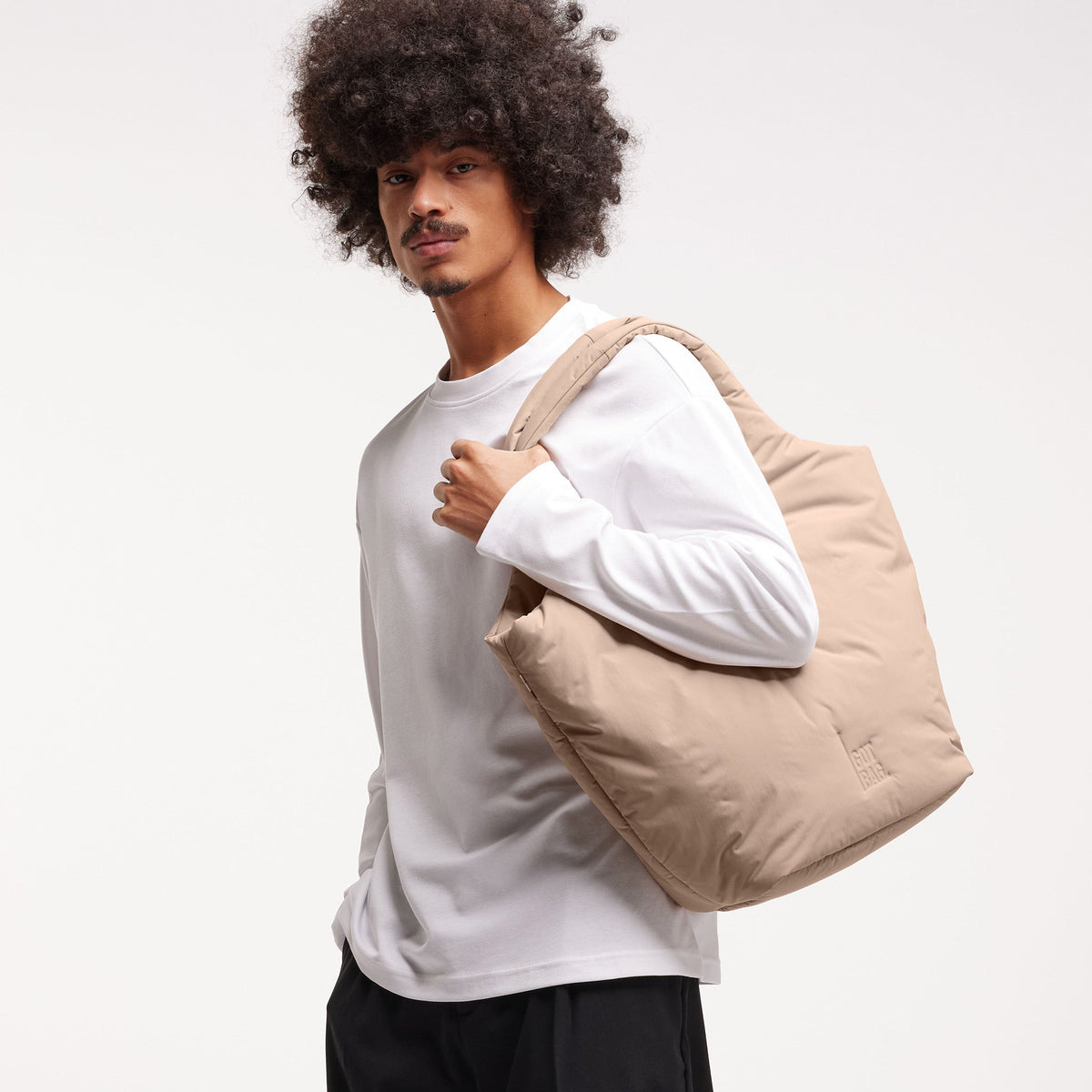 GOT BAG Cloud Tote Bag Shopper in Beige (sandbar), von einem Mann über der Schulter getragen