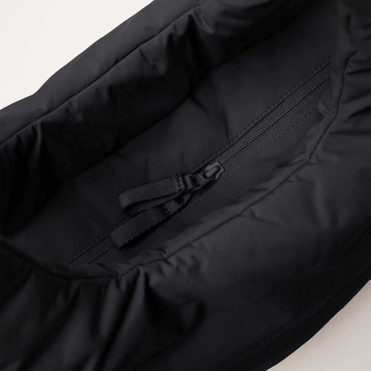 GOT BAG Cloud Tote Bag Shopper in Schwarz, als Detailaufnahme einer Reißverschlusstasche