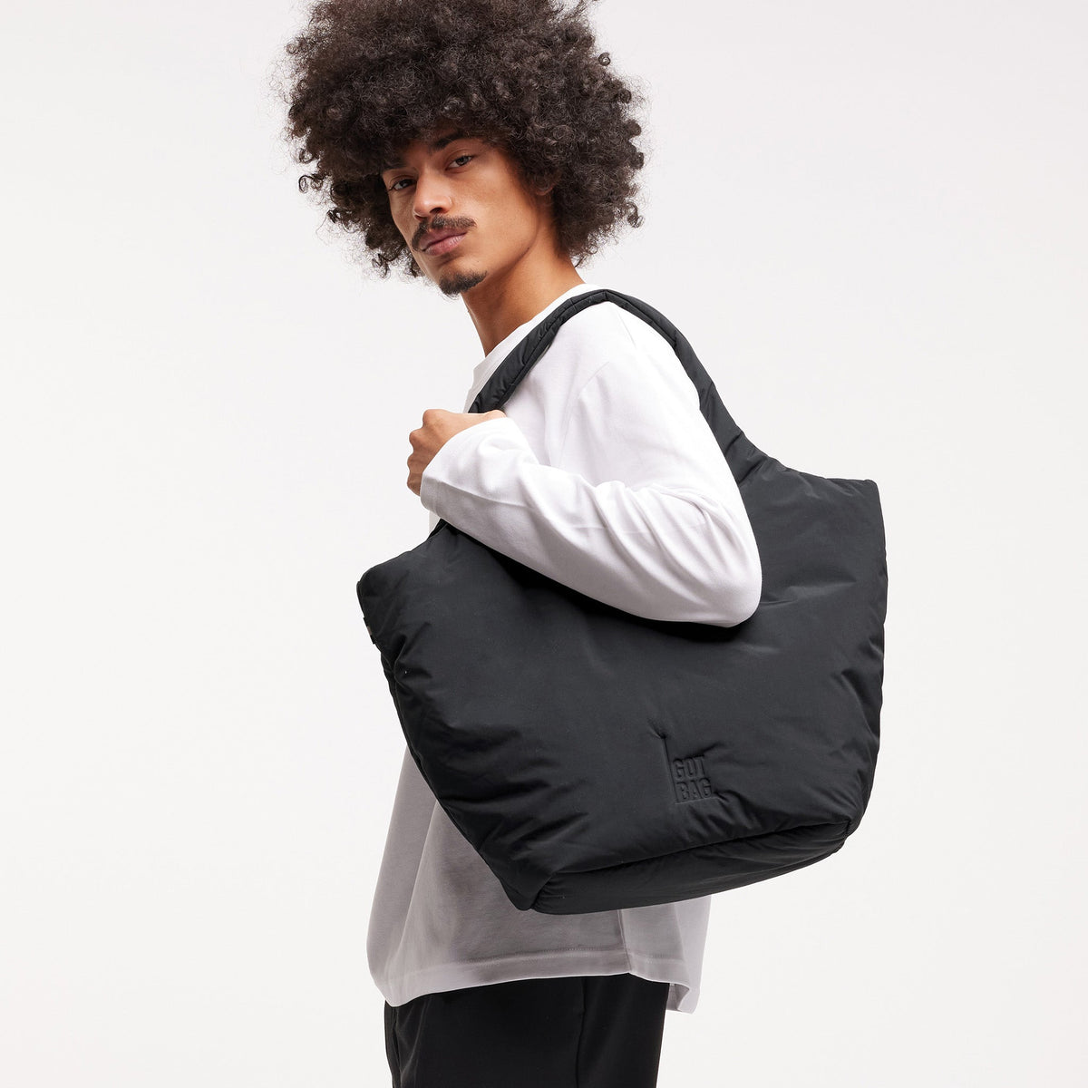 GOT BAG Cloud Tote Bag Shopper in Schwarz, von einem Mann über der Schulter getragen