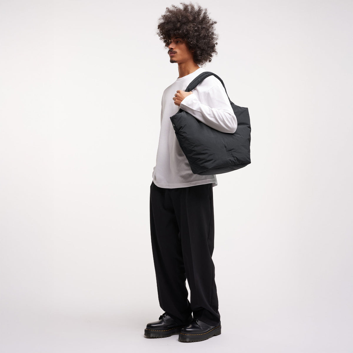 GOT BAG Cloud Tote Bag Shopper in Schwarz, von einem Mann über der Schulter getragen
