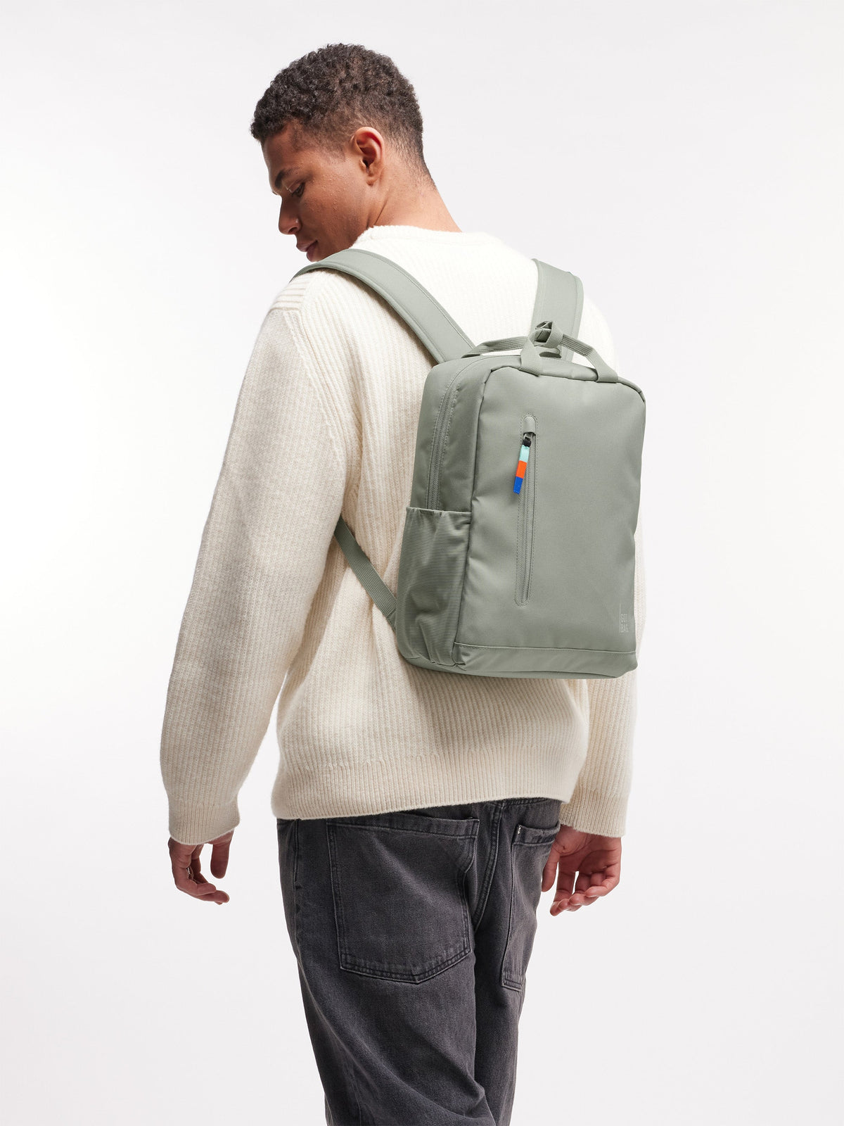 GOT BAG Daypack 2.0 Rucksack 11 L in Salbeigrün (bass), von einem Mann auf dem Rücken getragen
