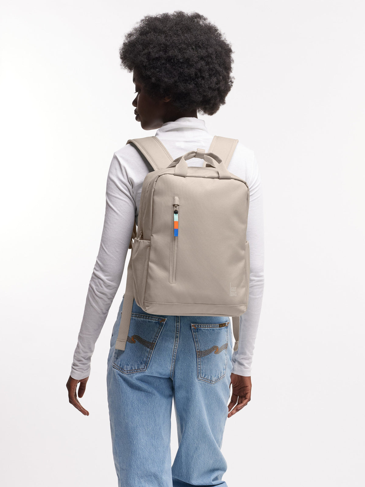 GOT BAG Daypack 2.0 Rucksack 11 L in Hellbeige (scallop), von einer Frau auf dem Rücken getragen