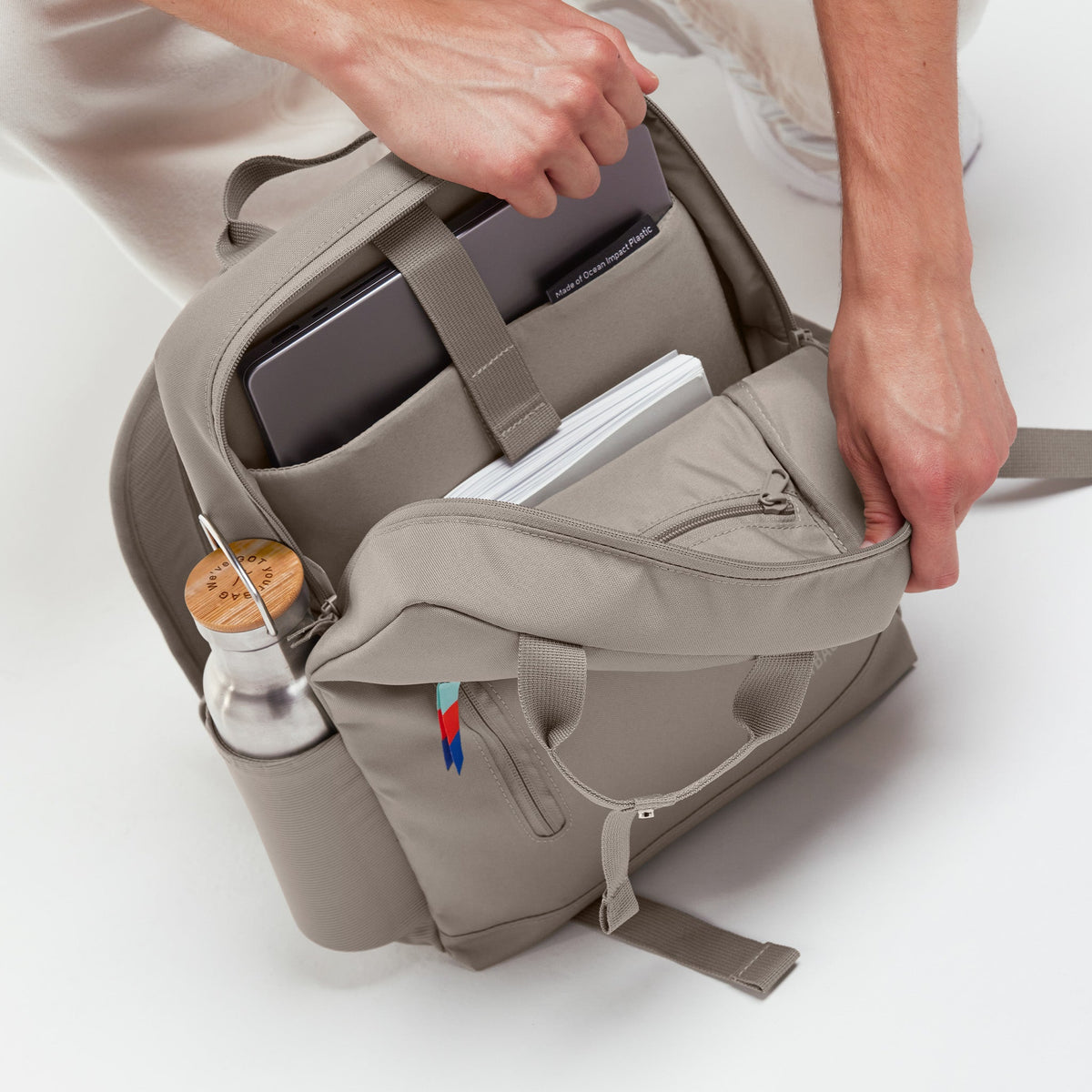 GOT BAG Daypack 2.0 Rucksack 11 L in Hellbeige (scallop), von einem Mann befüllt
