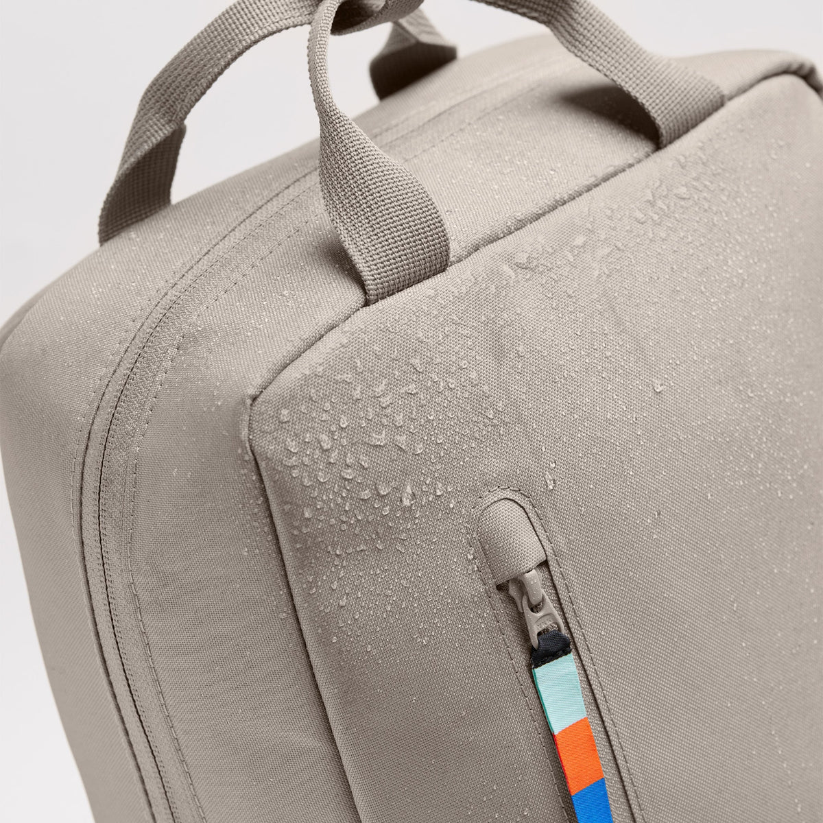 GOT BAG Daypack 2.0 Rucksack 11 L in Hellbeige (scallop), Detailansicht mit Wassertropfen auf dem Stoff