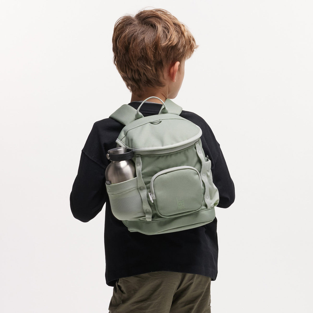 GOT BAG Kids Adventure Daypack Kinderrucksack in Salbeigrün (bass), von einem Kind auf dem Rücken getragen