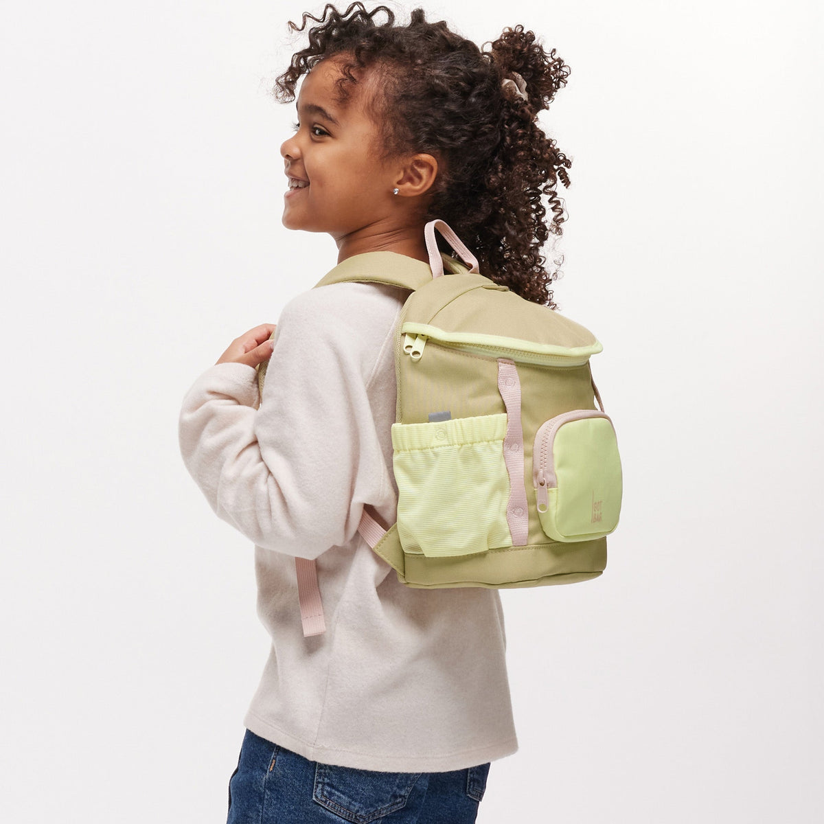 GOT BAG Kids Adventure Daypack Kinderrucksack in Pistaziengrün (nori), von einem Kind auf dem Rücken getragen