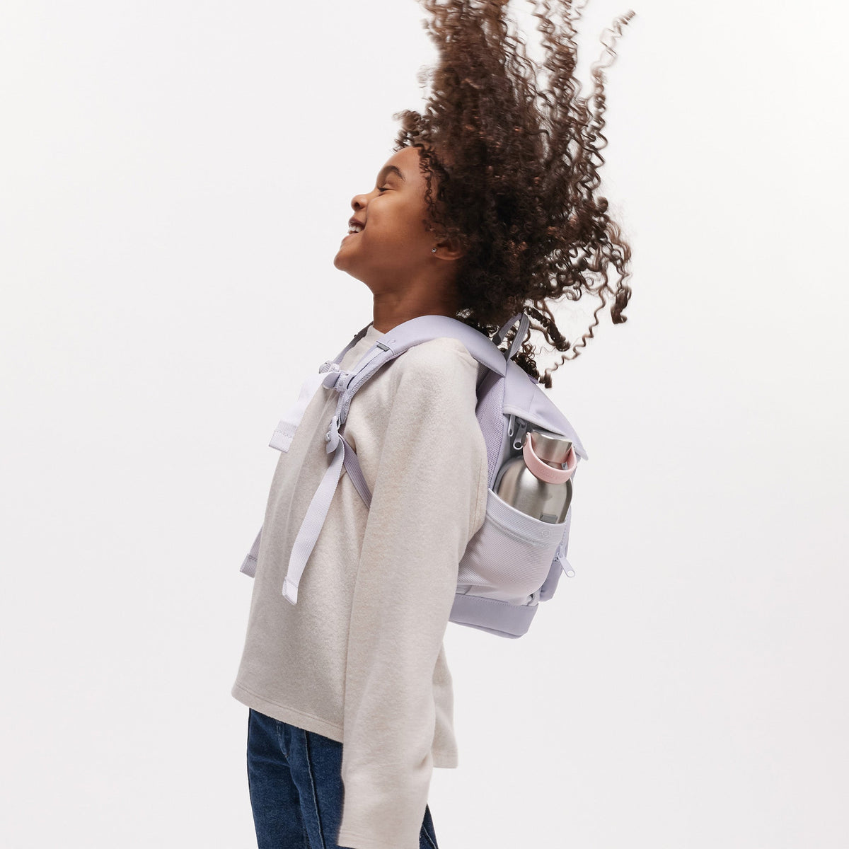 GOT BAG Kids Adventure Daypack Kinderrucksack in Flieder (purple coral), von einer Frau auf dem Rücken getragen
