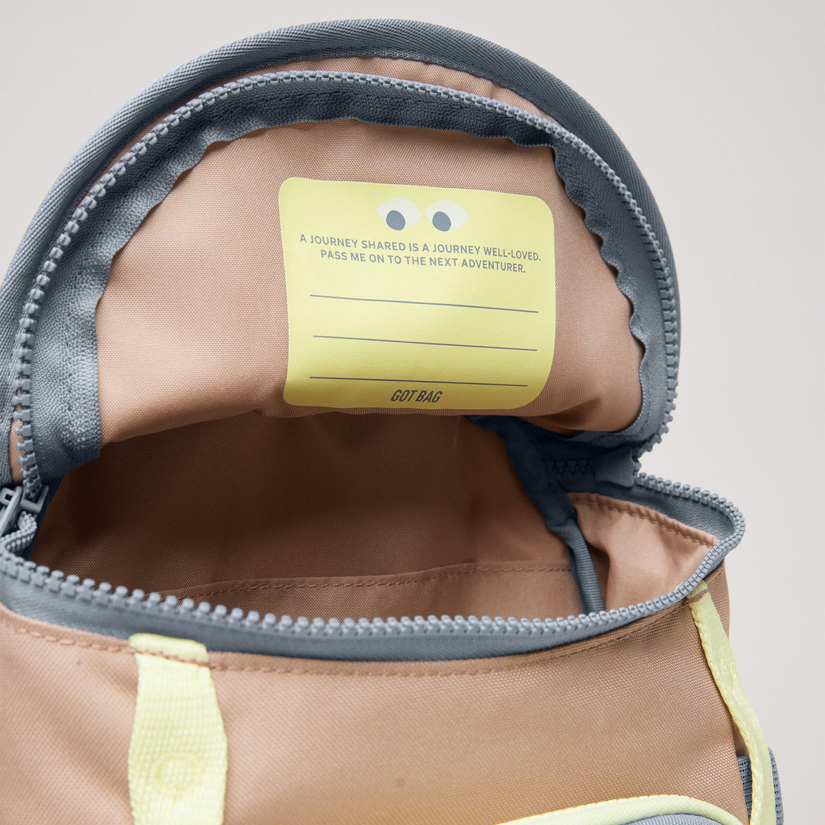 GOT BAG Kids Adventure Daypack Kinderrucksack in Beige (sandbar), offene Innenansicht mit Label