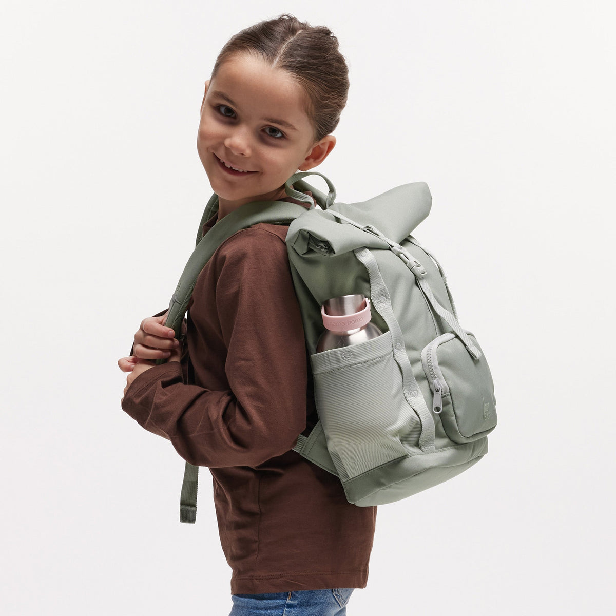 GOT BAG Kids Adventure Rolltop Kinderrucksack in Salbeigrün (bass), von einem Mädchen auf dem Rücken getragen, zweite Ansicht
