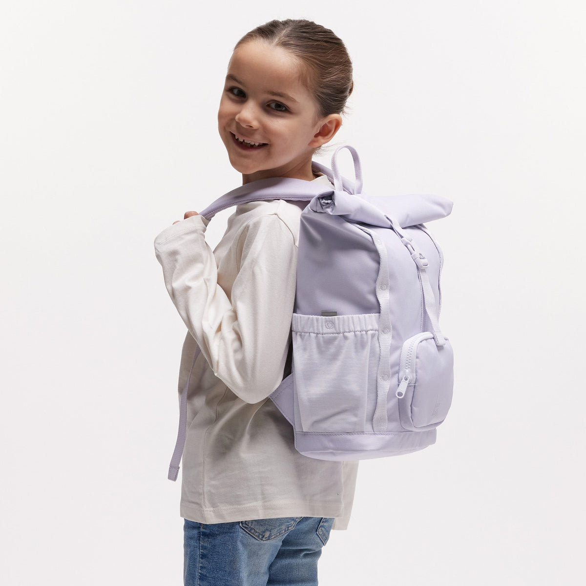 GOT BAG Kids Adventure Rolltop Kinderrucksack in Flieder (purple coral), von einer Frau auf dem Rücken getragen