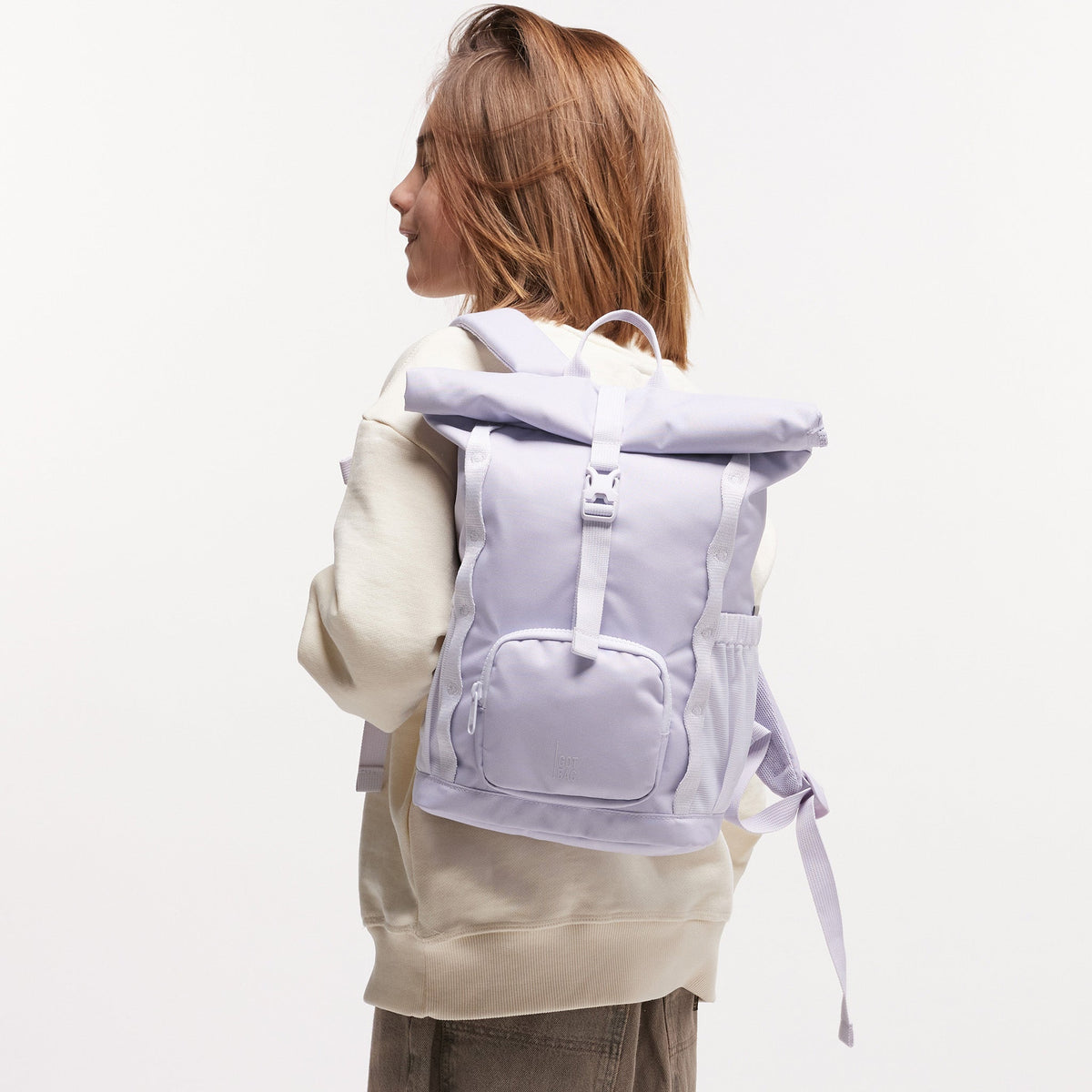GOT BAG Kids Adventure Rolltop Kinderrucksack in Flieder (purple coral), von einem Kind auf dem Rücken getragen