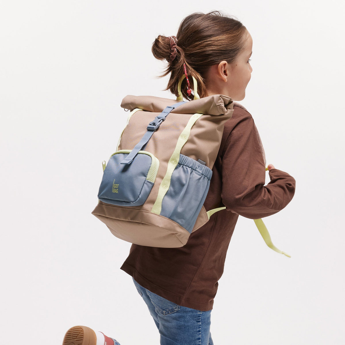 GOT BAG Kids Adventure Rolltop Kinderrucksack in Beige (sandbar), von einem Mädchen auf dem Rücken getragen