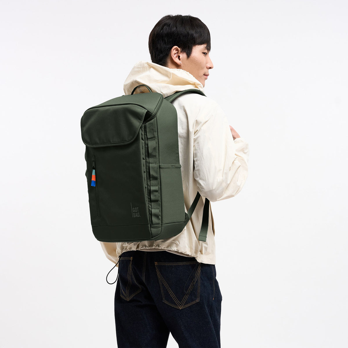 GOT BAG Pro Pack Laptoprucksack in Dunkelgrün (algae), von einem Mann auf dem Rücken getragen