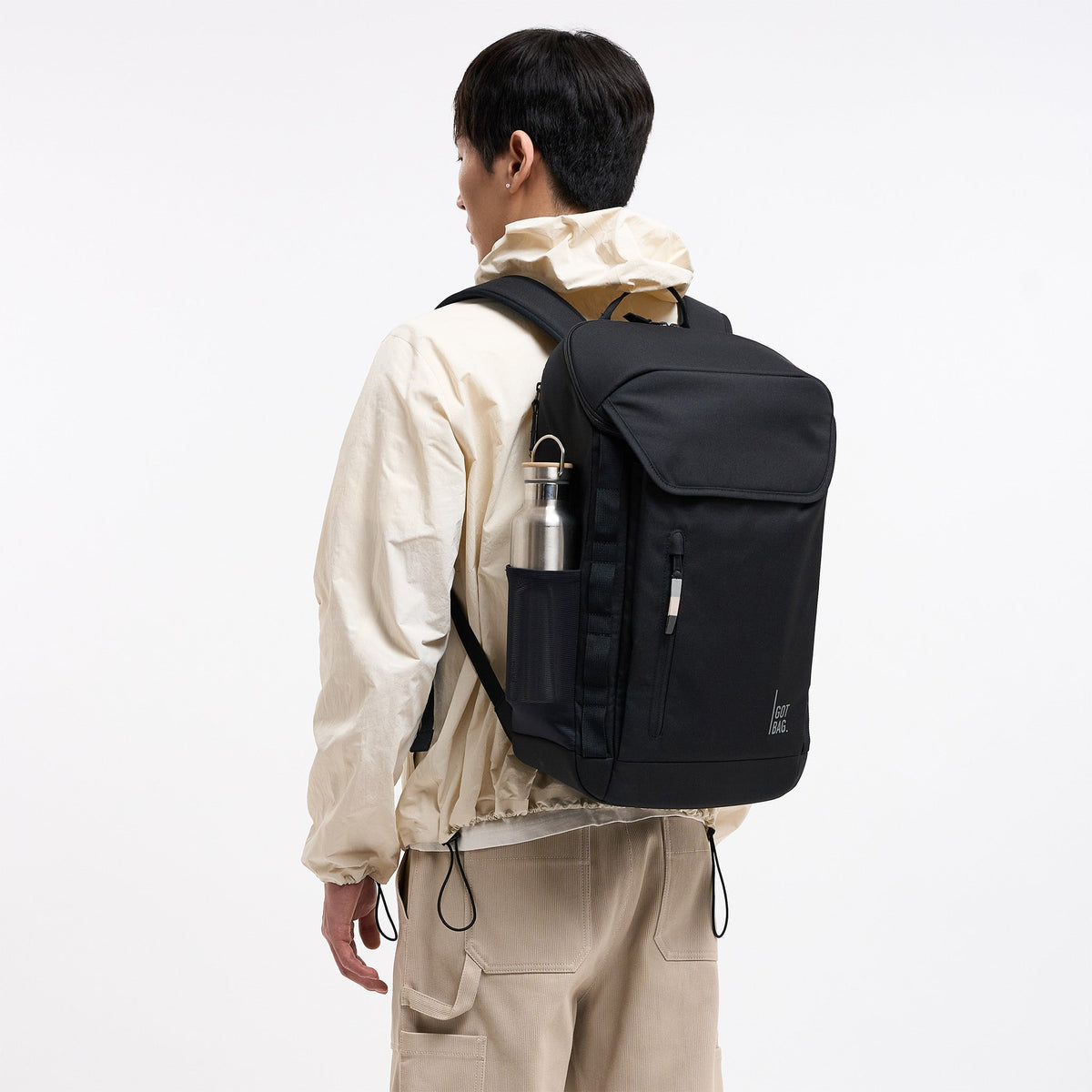 GOT BAG Pro Pack Laptoprucksack in Schwarz (Monochrome), von einem Mann auf dem Rücken getragen