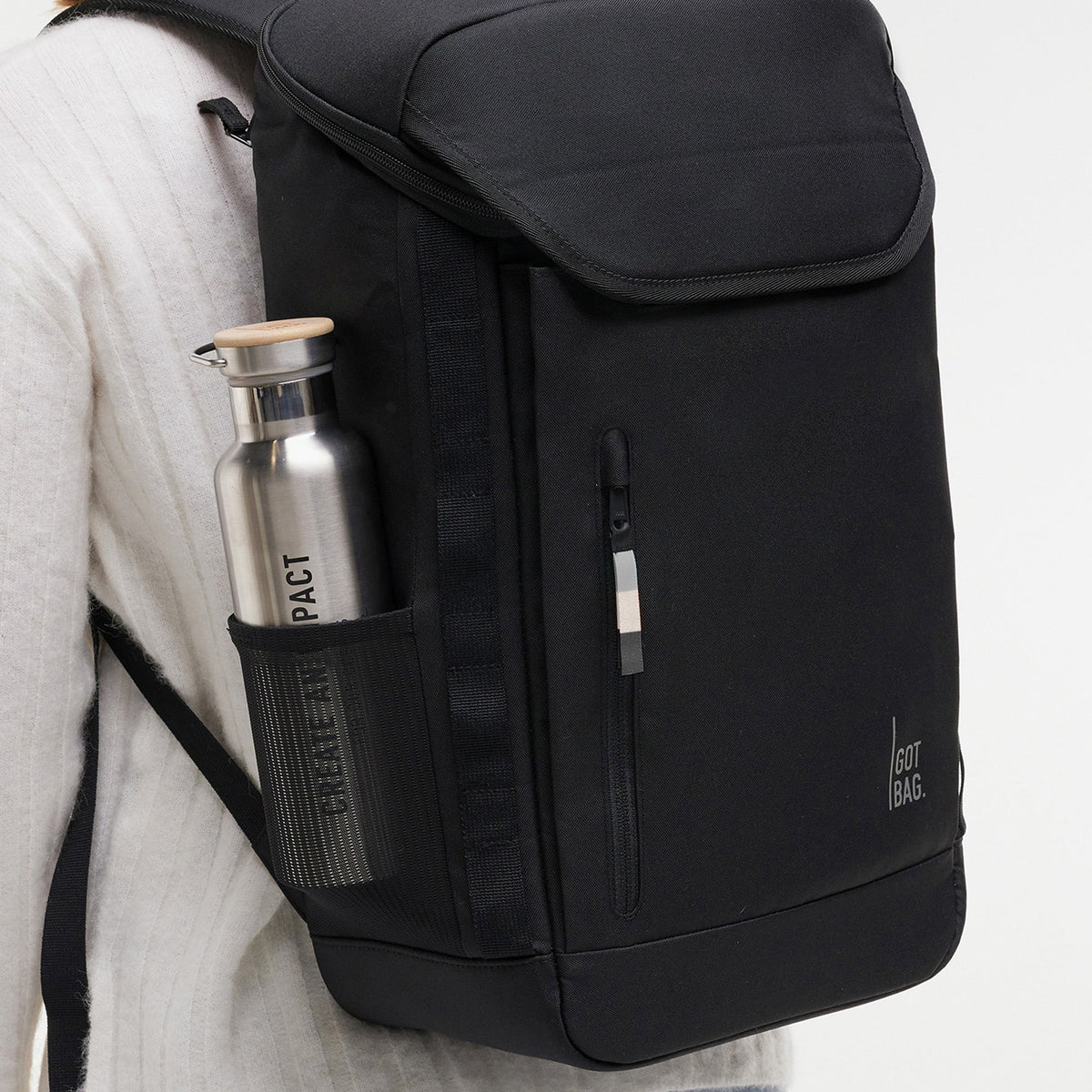GOT BAG Pro Pack Laptoprucksack in Schwarz (Monochrome), von einer Person auf dem Rücken getragen