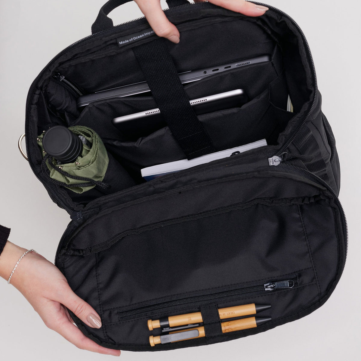 GOT BAG Pro Pack Laptoprucksack in Schwarz (Monochrome), offener Innenraum mit Laptop, Tablet und Stiften