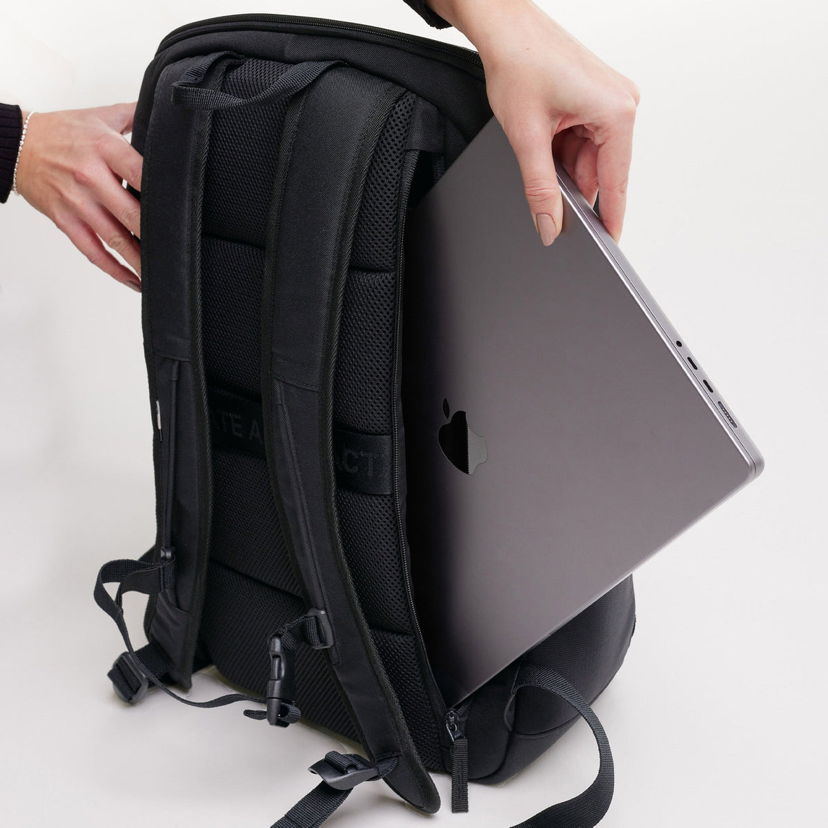 GOT BAG Pro Pack Laptoprucksack in Schwarz (Monochrome), ein Notebook wird ins Rückenfach gesteckt