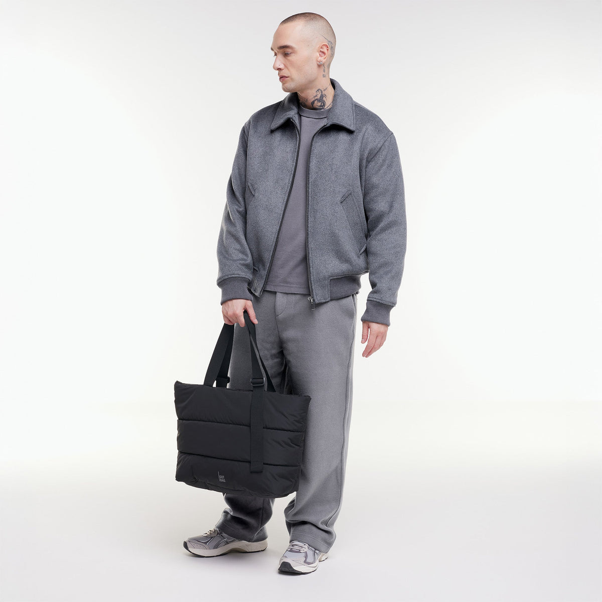 GOT BAG Puffer Tote Bag Tragetasche in Schwarz, von einem Mann in der Hand gehalten