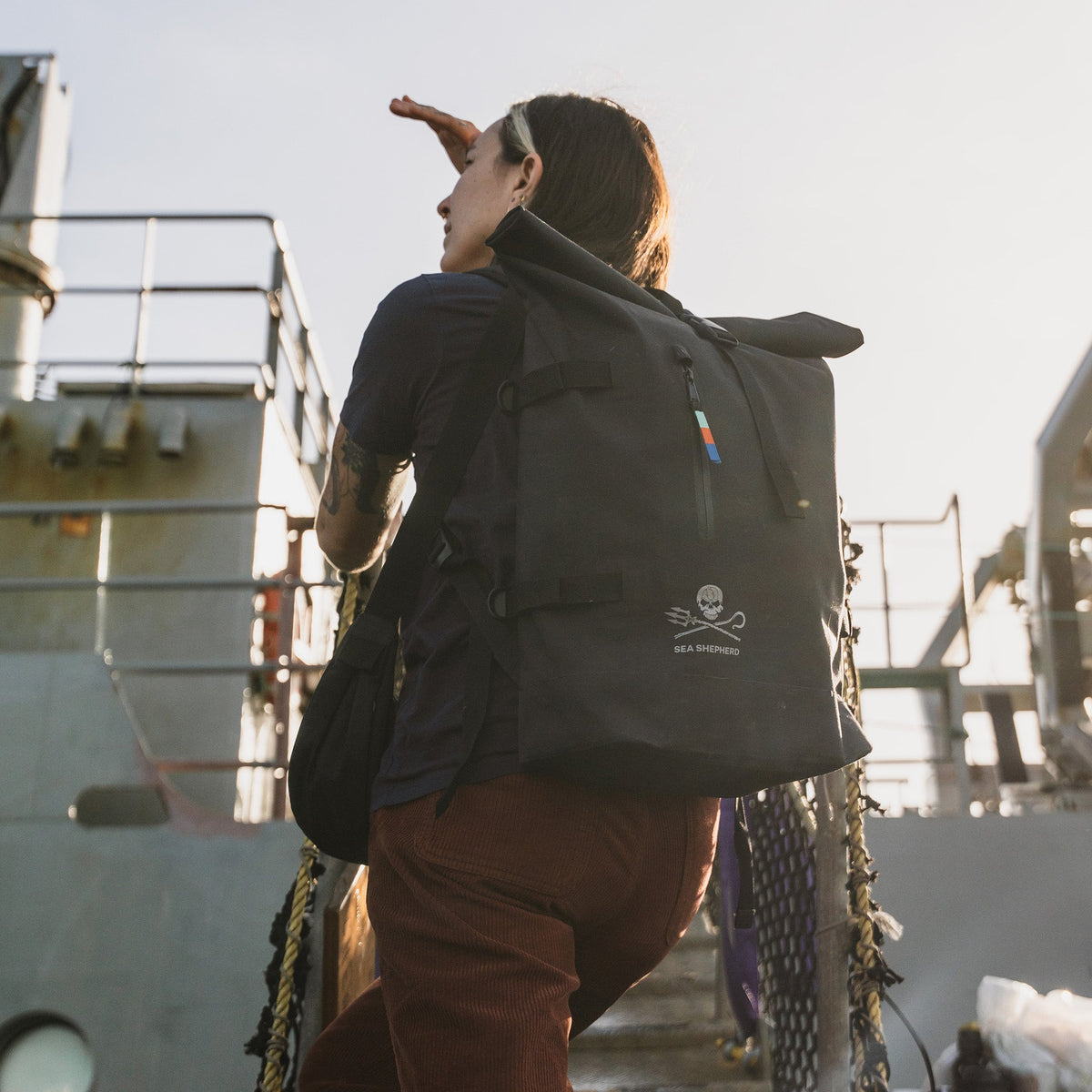 GOT BAG Rolltop 2.0 Rucksack Sea Shepherd Edition in Schwarz, von einer Frau auf dem Rücken getragen