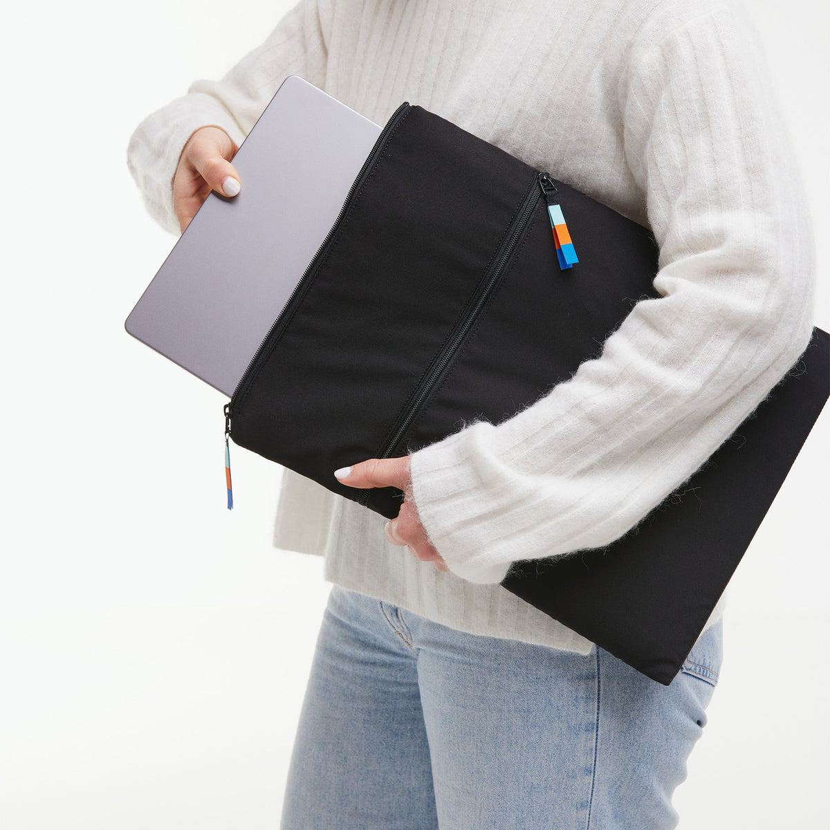 GOT BAG Rolltop 2.0 Rucksack Sea Shepherd Edition in Schwarz, eine Frau steckt einen Laptop hinein