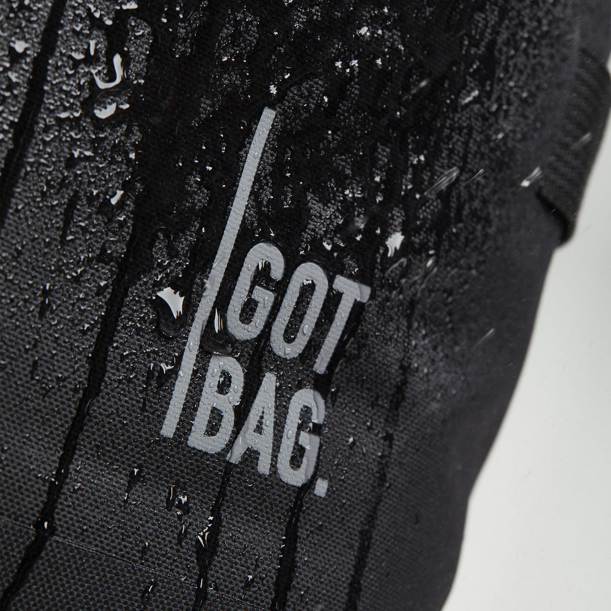 GOT BAG Rolltop 2.0 Rucksack Sea Shepherd Edition in Schwarz, Detailaufnahme mit Wassertropfen
