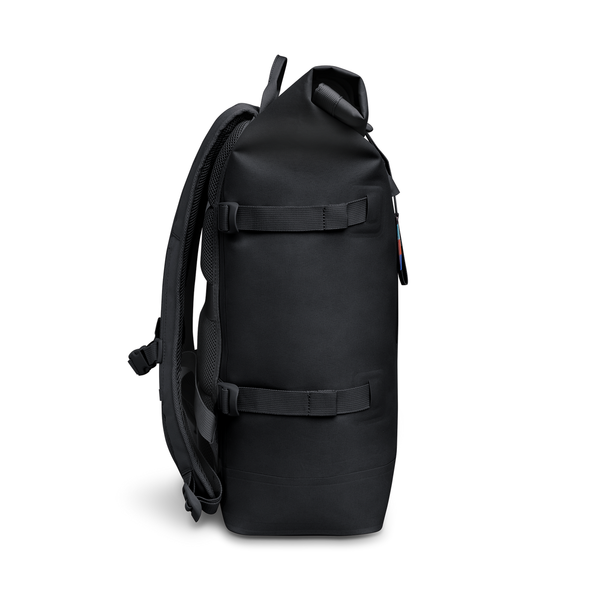 GOT BAG Rolltop 2.0 Rucksack Sea Shepherd Edition in Schwarz, als Studioaufnahme in Seitenansicht
