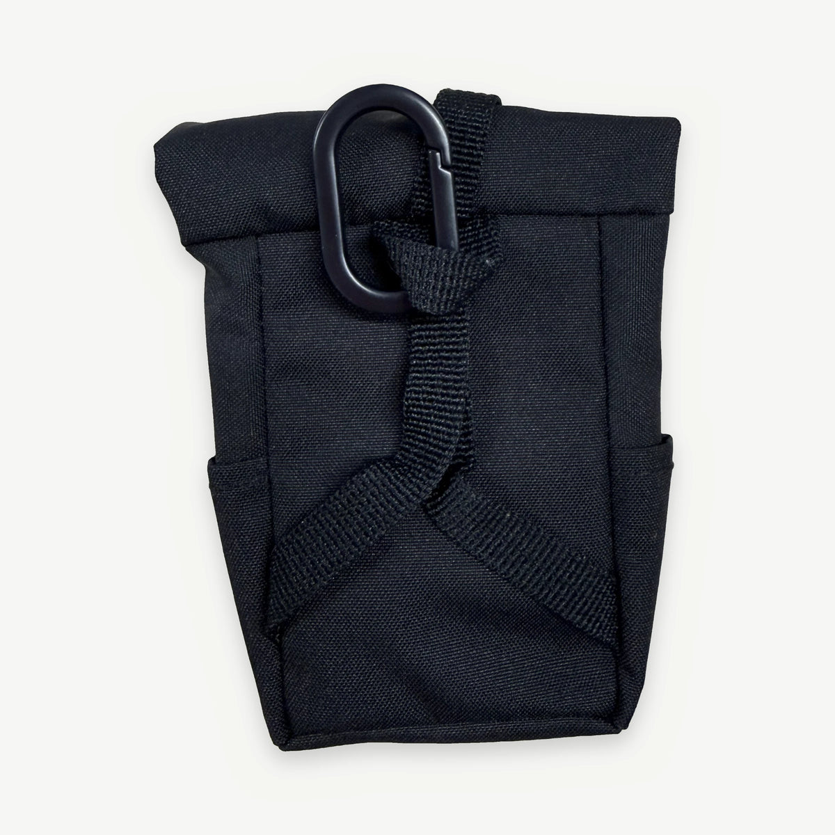 Rückseite des GOT BAG Rolltop Charm mit Gurtband und schwarzem Karabiner
